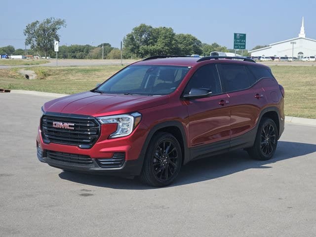 Used 2024 GMC Terrain SLE w/ Driver Convenience Package FWD image 3