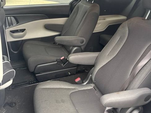 Used 2024 Kia Carnival LX FWD image 3