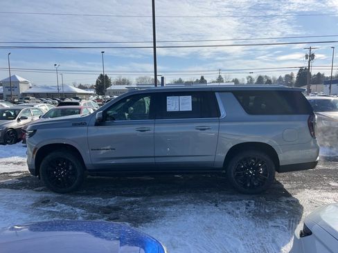 Used 2025 Chevrolet Suburban High Country image 2