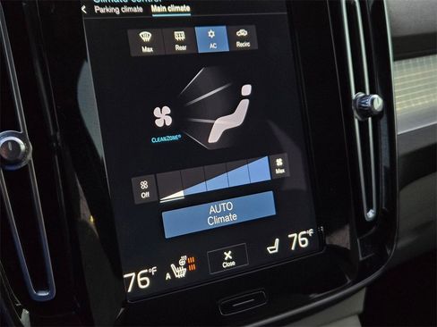 Used 2022 Volvo XC40 T5 Momentum w/ Premium Package image 17