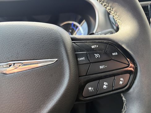 Used 2022 Chrysler Pacifica Touring-L w/ Uconnect Theater Family Group image 22