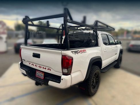 Used 2018 Toyota Tacoma TRD Off-Road image 7