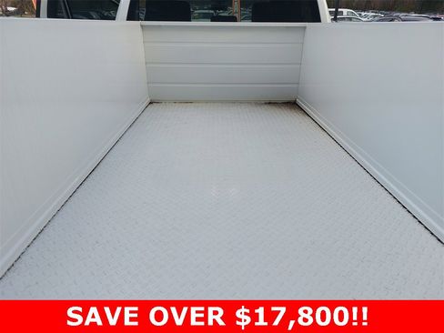 Used 2024 RAM 2500 Tradesman w/ Chrome Appearance Group image 13