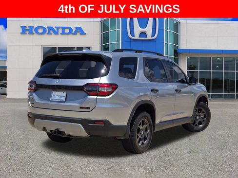 Used 2023 Honda Pilot TrailSport image 3