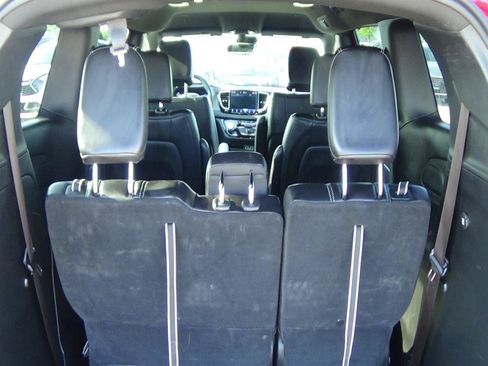 Certified 2025 Chrysler Pacifica Select FWD image 11