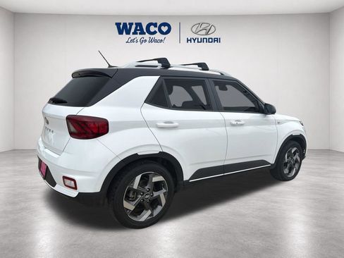 Used 2024 Hyundai Venue Limited FWD image 11