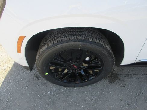 New 2026 GMC Yukon Denali w/ Sun & Power Step Package image 11