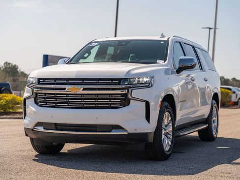 Used 2023 Chevrolet Suburban Premier image 3