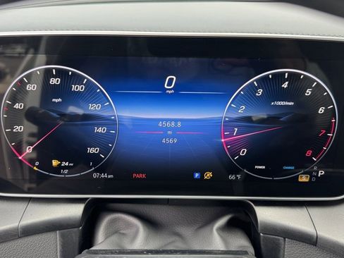 Used 2025 Mercedes-Benz GLC 300 4MATIC image 25