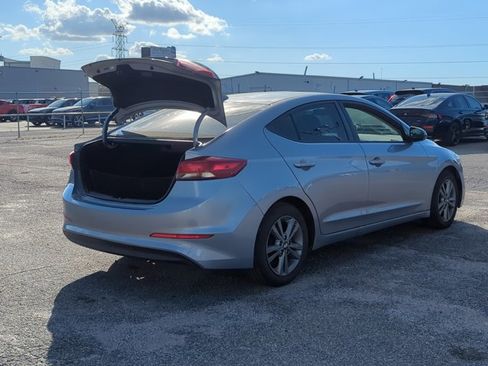 Used 2017 Hyundai Elantra SE image 5