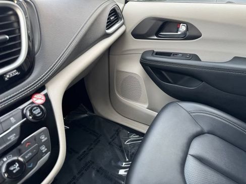 Used 2024 Chrysler Pacifica Limited FWD image 25