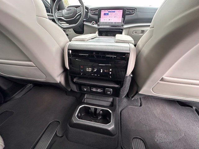 Used 2025 Jeep Wagoneer Series III w/ Premium Group I AWD/4WD image 34