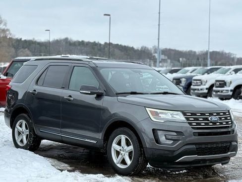 Used 2017 Ford Explorer XLT image 34