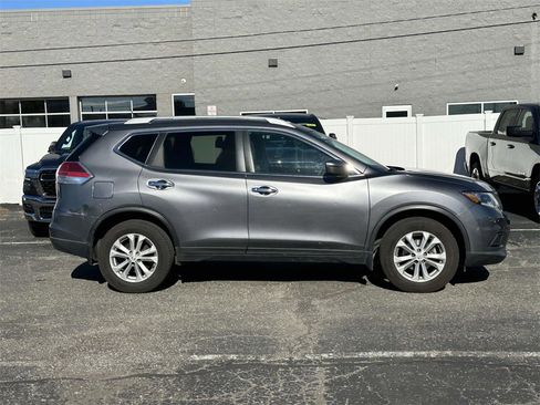 Used 2016 Nissan Rogue SV image 2