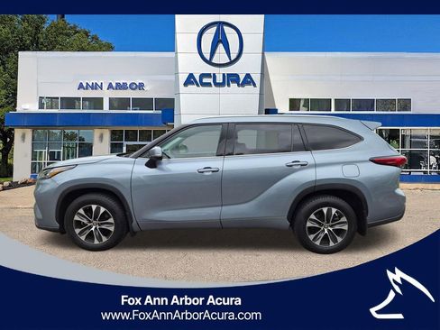 Used 2020 Toyota Highlander XLE AWD/4WD image 2