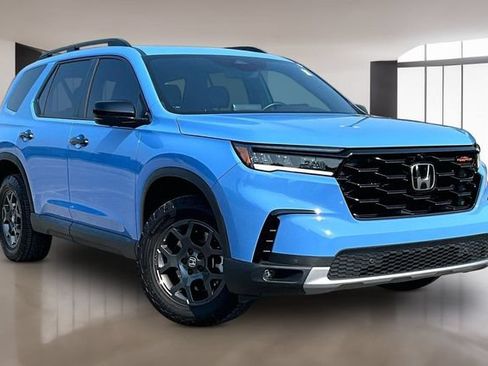Used 2025 Honda Pilot TrailSport image 3