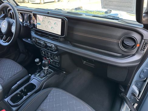Used 2025 Jeep Gladiator Mojave w/ Convenience Group AWD/4WD image 20