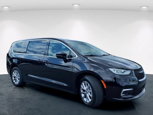 Used 2024 Chrysler Pacifica Touring-L w/ Uconnect Theater Family Group AWD/4WD image 5