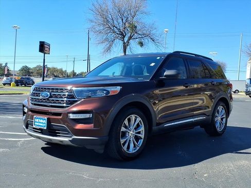 Used 2020 Ford Explorer XLT w/ Equipment Group 202A image 8