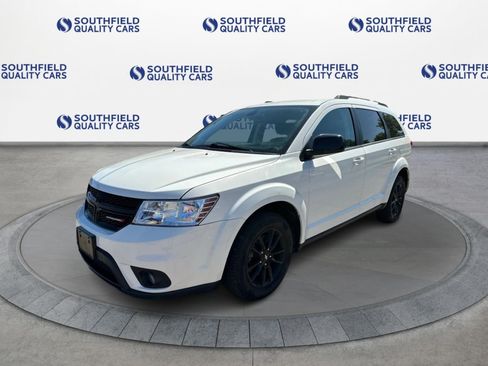 Used 2019 Dodge Journey SE w/ Connectivity Group FWD image 2