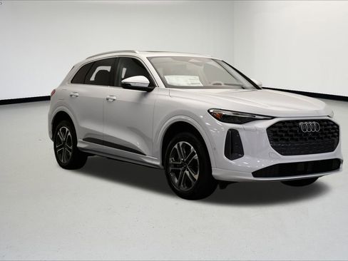 Used 2025 Audi Q5 Premium w/ Convenience Package image 7