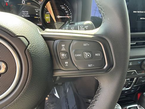 Used 2025 Jeep Wrangler Willys image 28