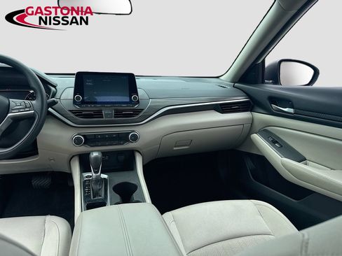 Used 2025 Nissan Altima 2.5 SV FWD image 30