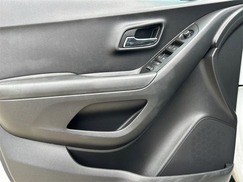 Used 2022 Chevrolet Trax LT w/ Redline Edition image 11