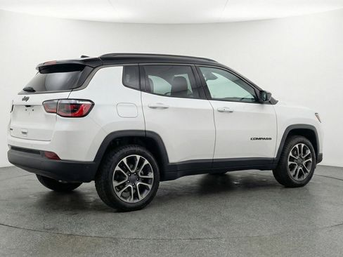 Used 2025 Jeep Compass Trailhawk AWD/4WD image 9