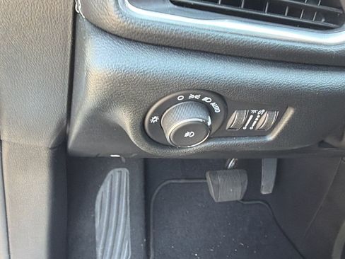 Used 2025 Chrysler Pacifica Limited FWD image 26