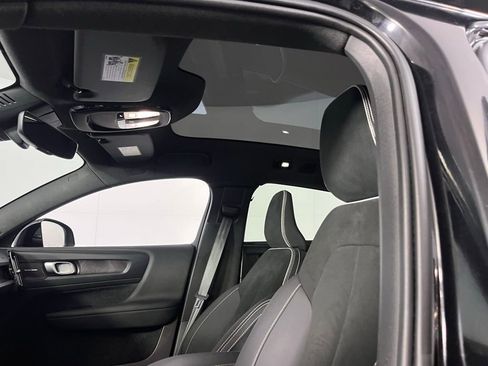 Used 2023 Volvo C40 P8 Recharge Ultimate image 22