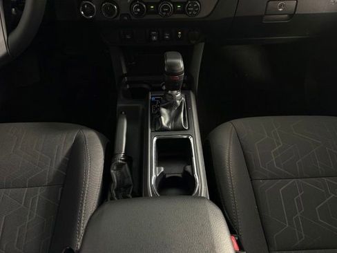 Used 2018 Toyota Tacoma TRD Sport AWD/4WD image 22