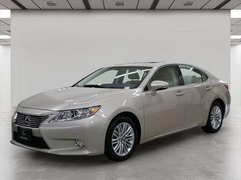 Used 2014 Lexus ES 350 w/ Luxury Package FWD image 2