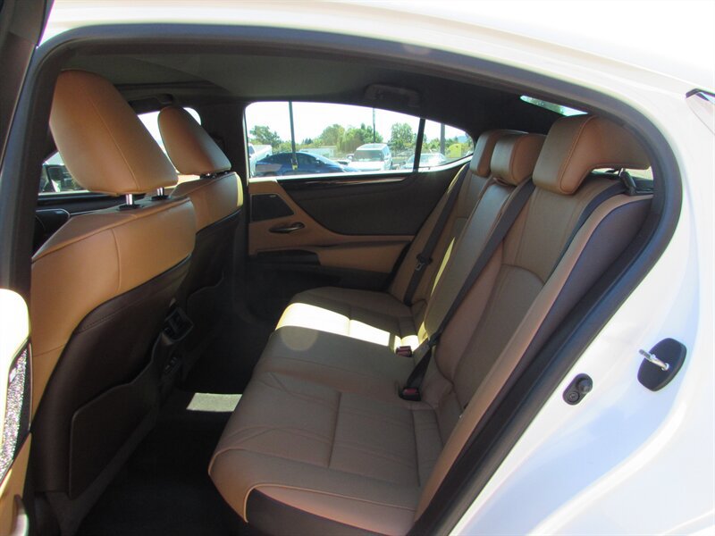 Used 2021 Lexus ES 300h w/ Accessory Package FWD image 27