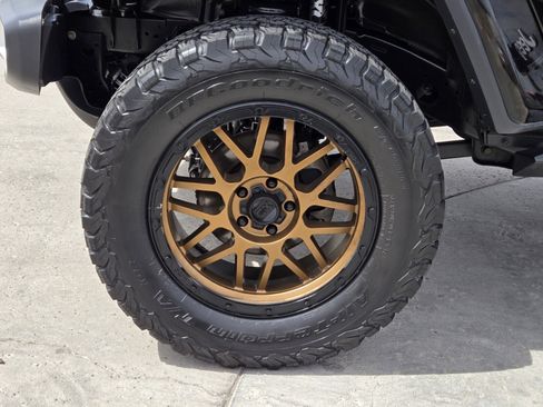 Used 2020 Jeep Gladiator Overland image 6