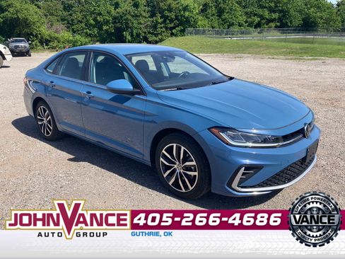 Used 2025 Volkswagen Jetta SE FWD image 9
