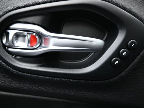 Used 2019 Jeep Cherokee Limited image 12