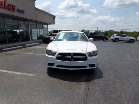 Used 2014 Dodge Charger SE RWD image 3