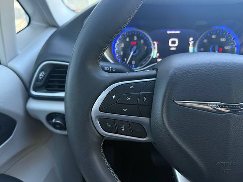 Used 2023 Chrysler Pacifica Touring-L FWD image 28