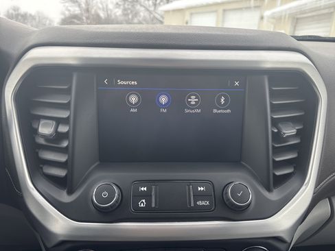 Used 2023 GMC Acadia SLT image 16