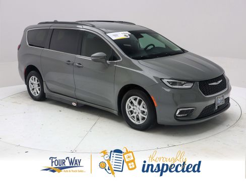 Used 2022 Chrysler Pacifica Touring-L FWD image 3