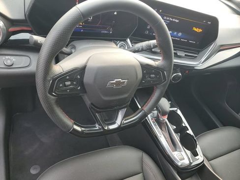 Used 2025 Chevrolet Trax RS w/ Sunroof Package FWD image 17