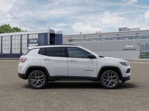 New 2026 Jeep Compass Latitude image 24