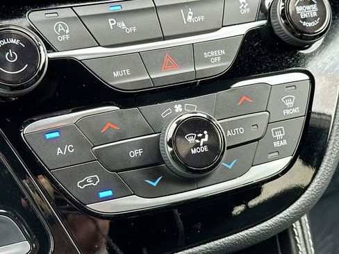Used 2026 Chrysler Pacifica Limited FWD image 19