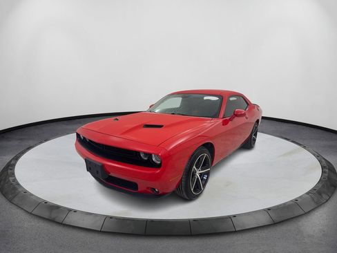 Used 2018 Dodge Challenger SXT w/ Blacktop Package RWD image 1