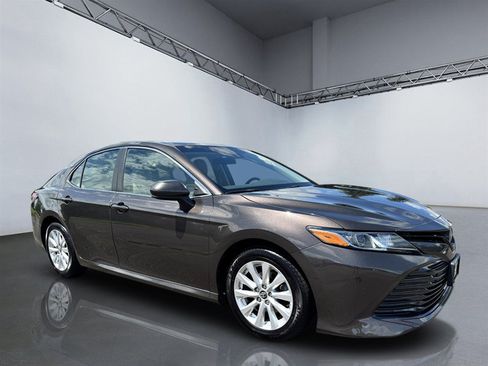 Used 2018 Toyota Camry LE FWD image 9