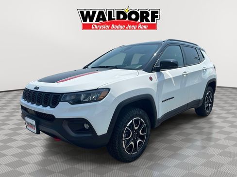 Used 2025 Jeep Compass Trailhawk AWD/4WD image 3