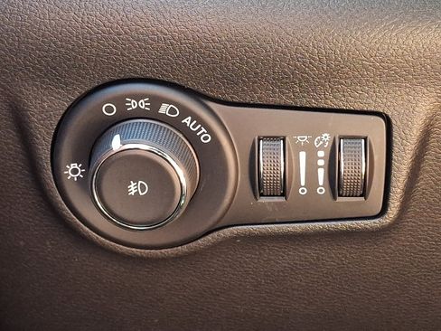 Used 2025 Jeep Compass Trailhawk AWD/4WD image 31