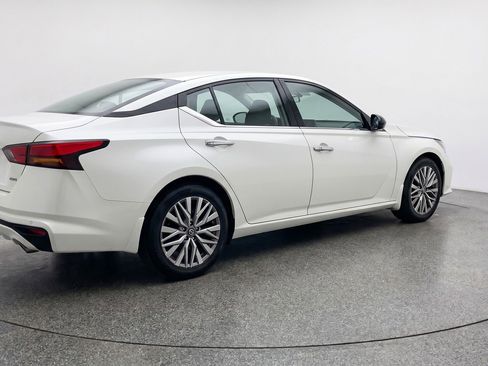 Used 2025 Nissan Altima 2.5 SV FWD image 9