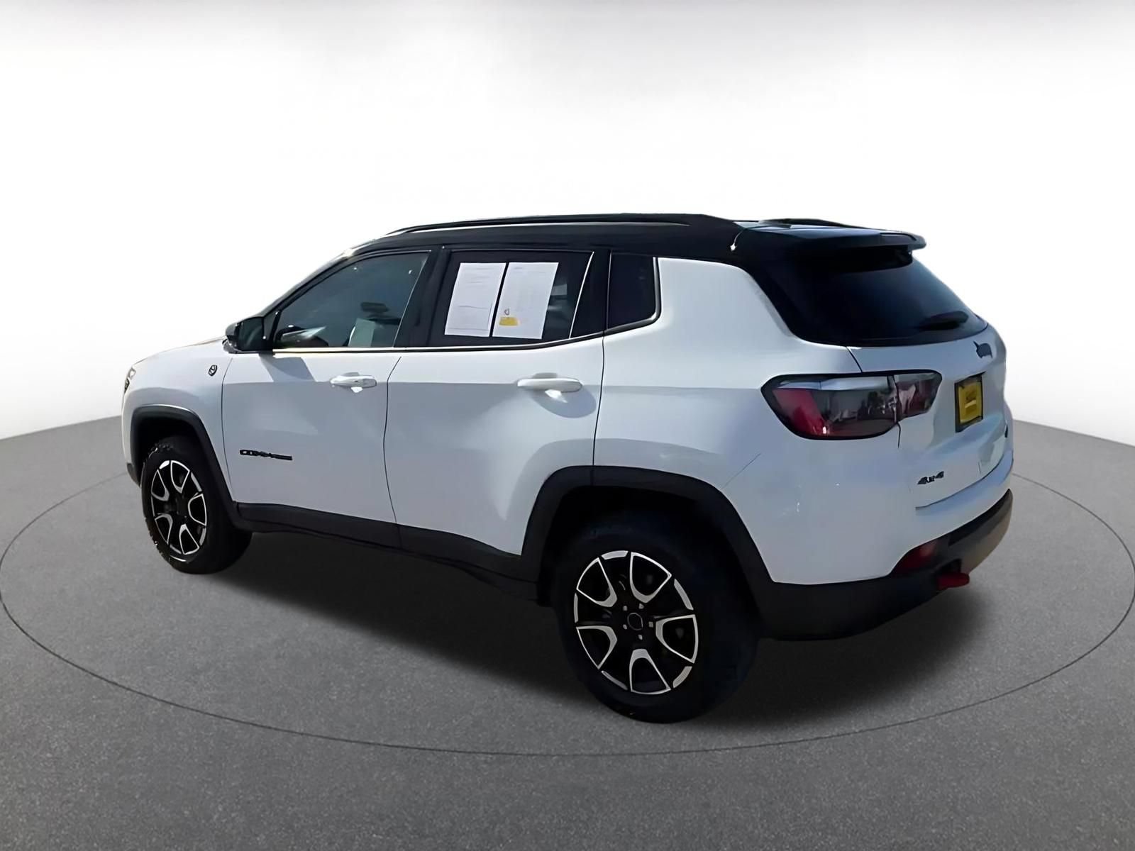 Used 2025 Jeep Compass Trailhawk AWD/4WD image 9